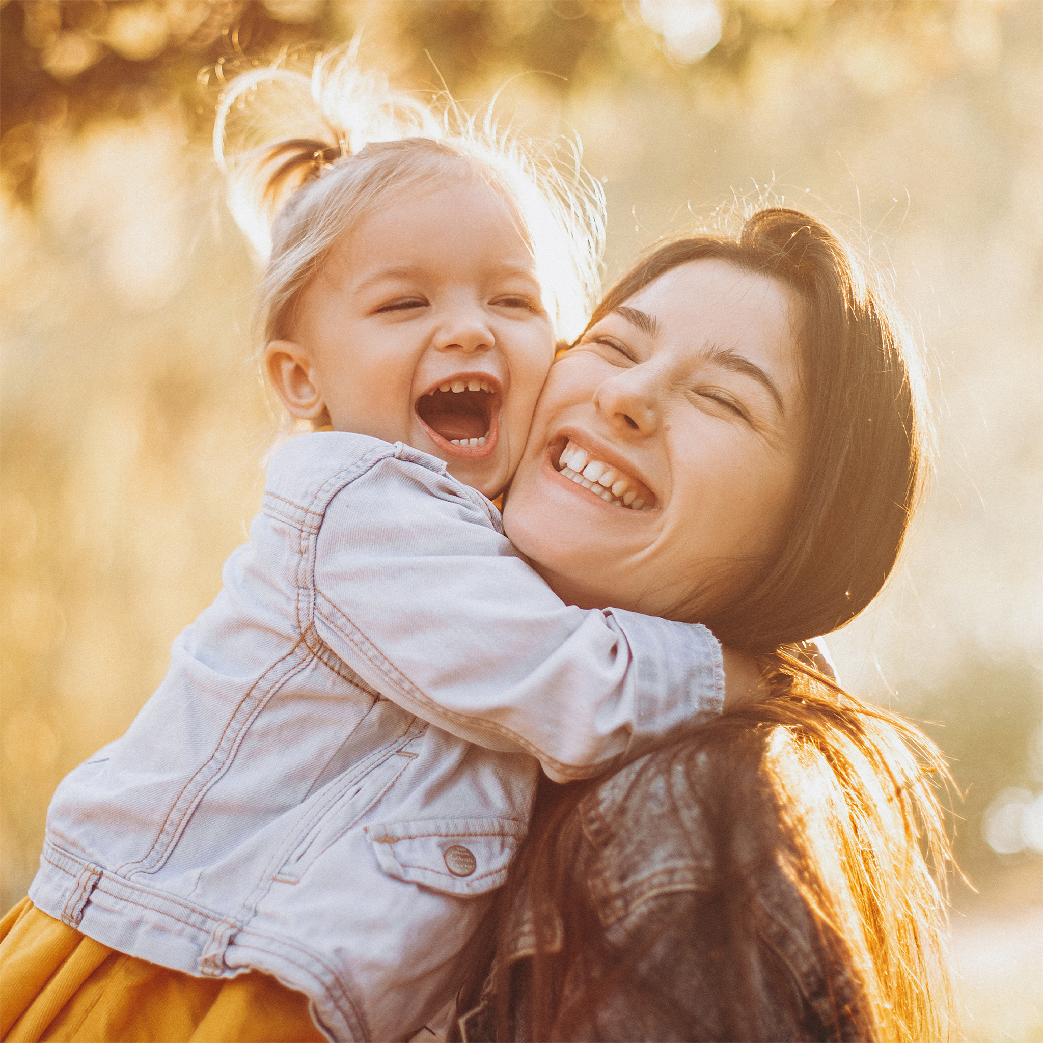 Mutter und Kind lachend in der Natur