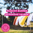 Wehende Wäsche an der Wäscheleine im Rahmen und Schrift auf pinkem Balken