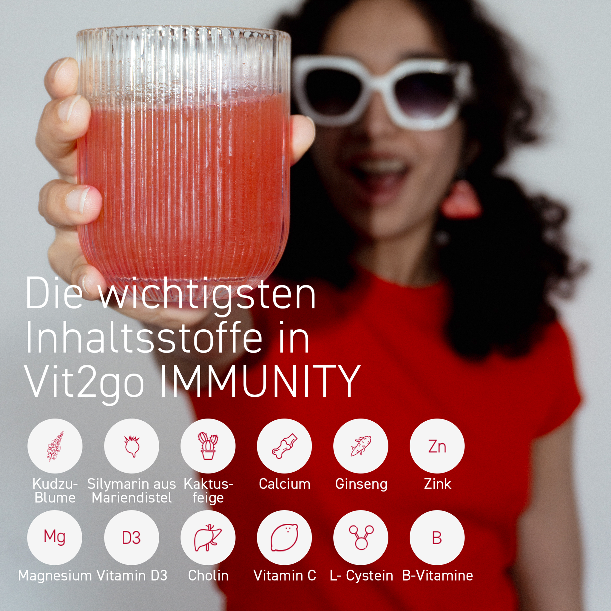 Frau mit Sonnebrille und Vit2go Drink Recovery im Glas, Schrift im Vordergrund