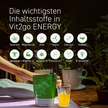 Frau auf Yogamatte, Pflanzen im Hintergrund, Vit2go Energy Standbodenbeutel, Glas, Icons und Schrift im Vordergrund