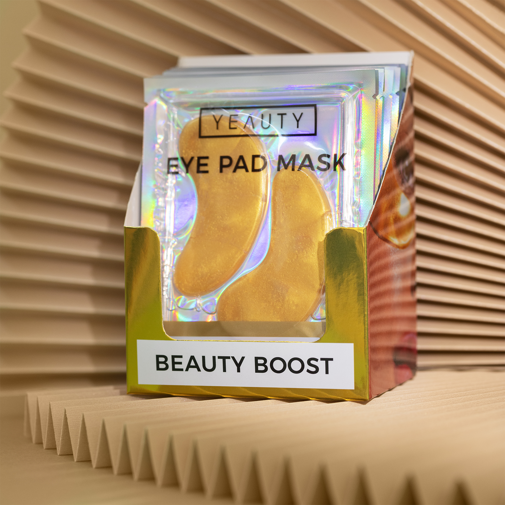 Viele YEAUTY Eye Pad Mask Beauty Boost Verpackungen auf gefächertem Papier