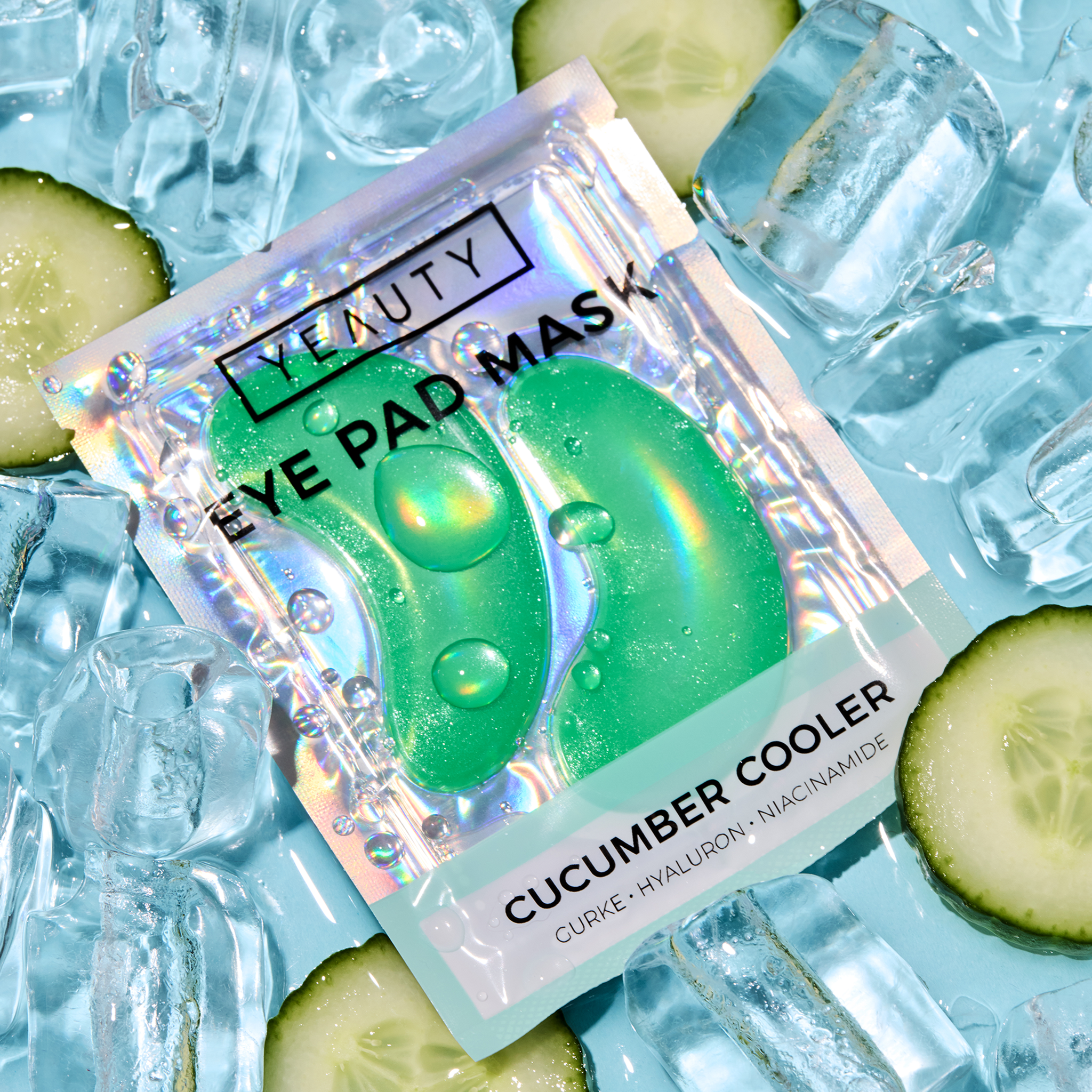 YEAUTY Eye Pad Mask Cucumber Cooler in Wasser mit Gurken und Eiswürfeln