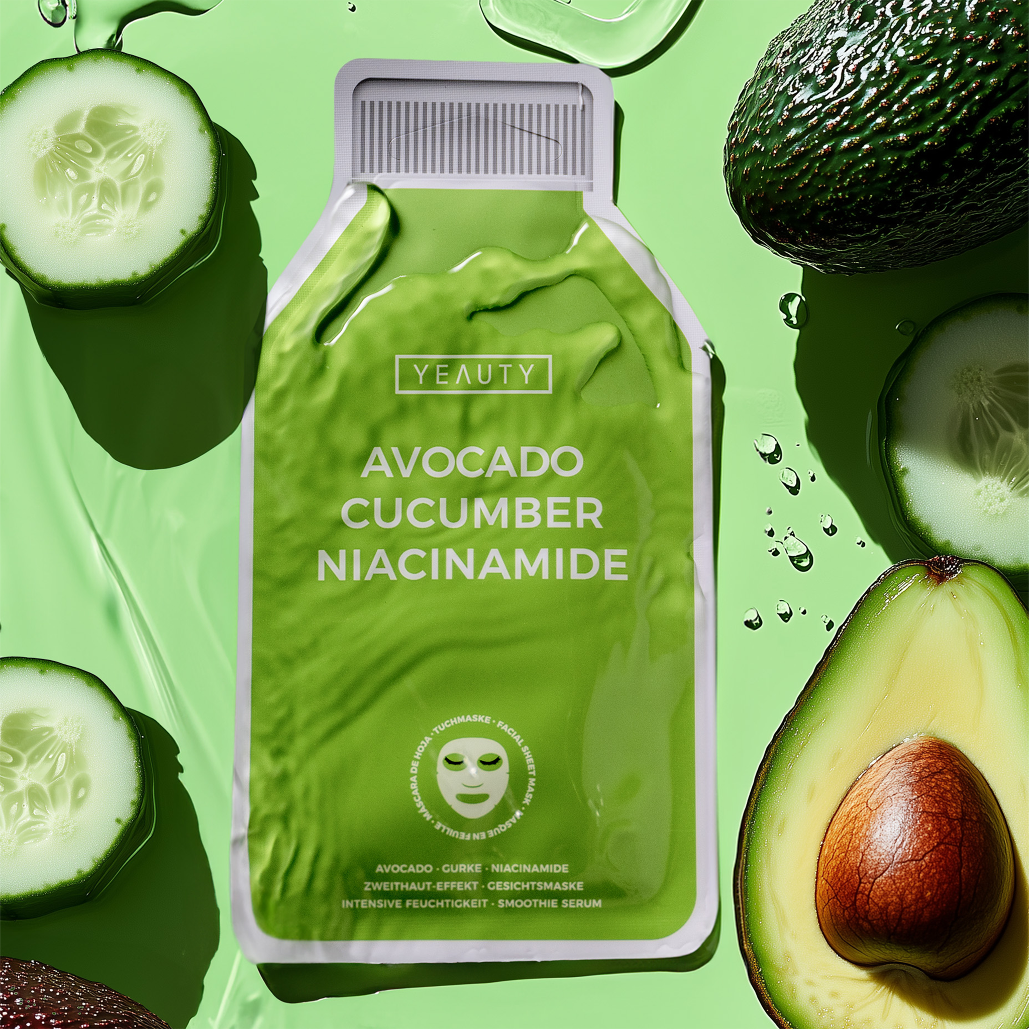 YEAUTY Tuchmaske Avocado Cucumber Niacinamide zwischen Avocados udn Gurke schwimmend