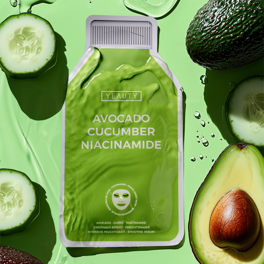 YEAUTY Tuchmaske Avocado Cucumber Niacinamide zwischen Avocados udn Gurke schwimmend