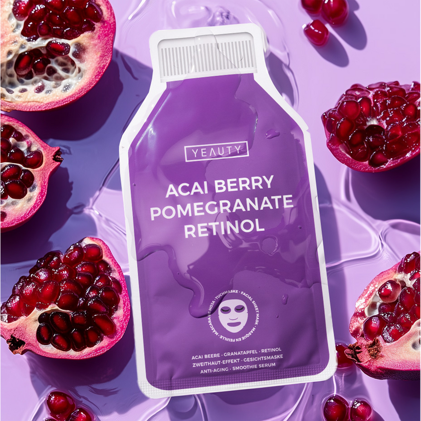 YEAUTY Tuchmaske Acai Berry Pomegranate Retinol schwimmend zwischen Granatäpfeln