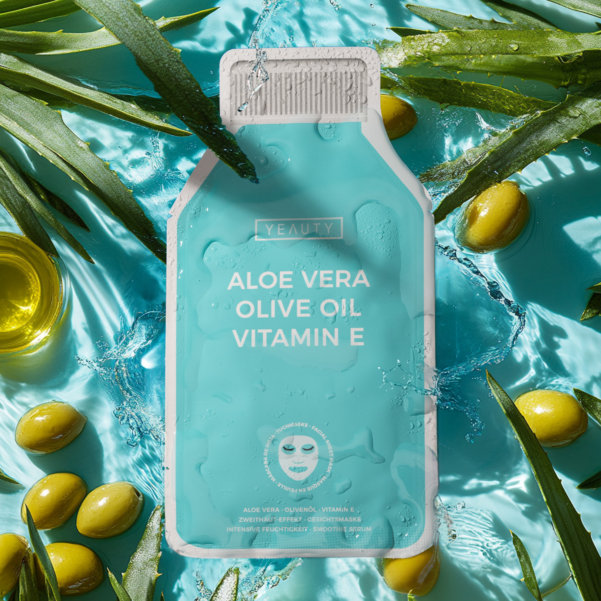 YEAUTY Tuchmaske Aloe Vera Olive Oil Vitamin E zwischen Oliven und Aloe Vera Blättern schwimmend