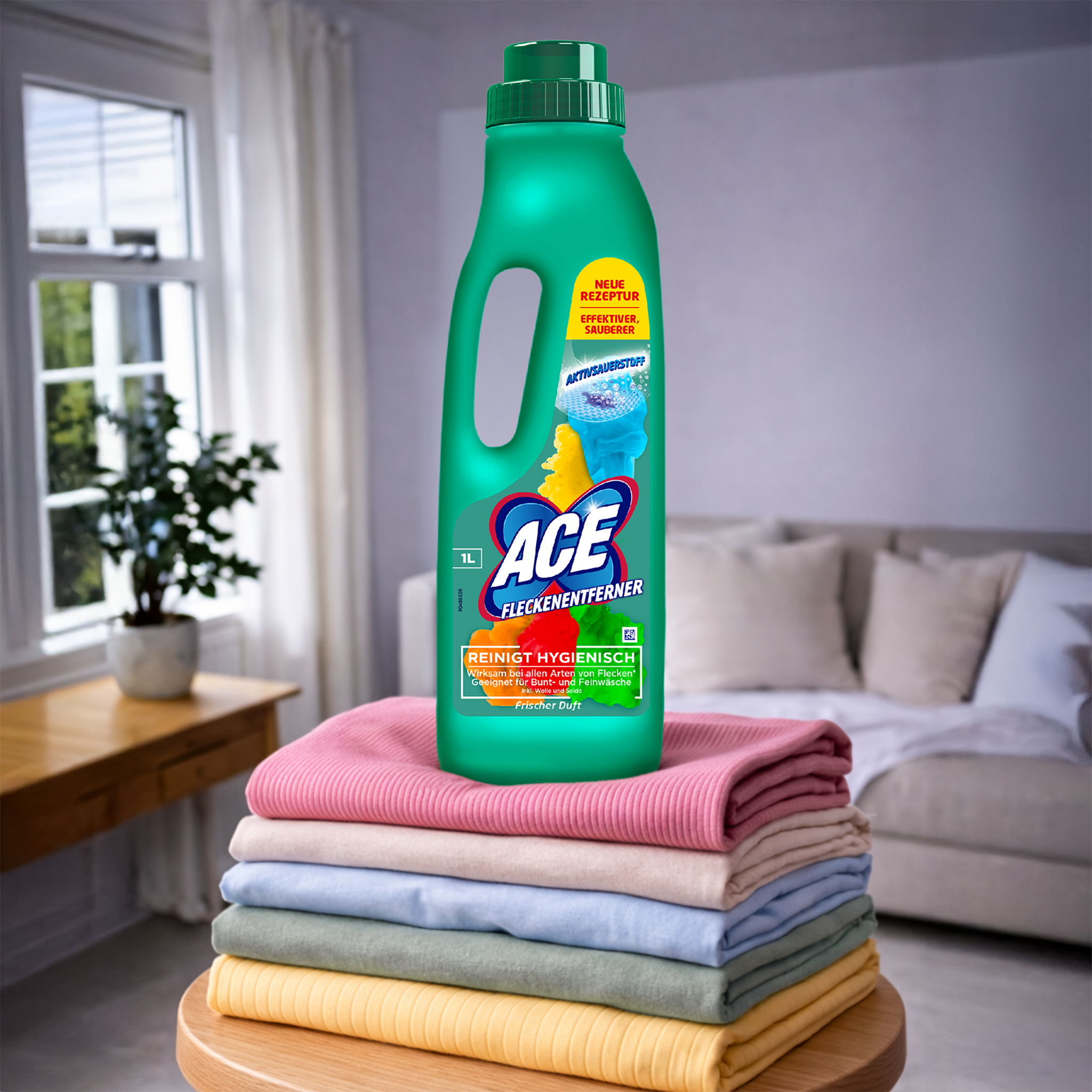 ACE Fleckenentferner und Farbschutz auf buntem Wäschestapel in Wohnung