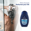 Mann mit langen Haaren in der Dusche