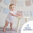 Baby stehend an Hocker