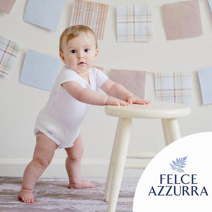 Baby stehend an Hocker