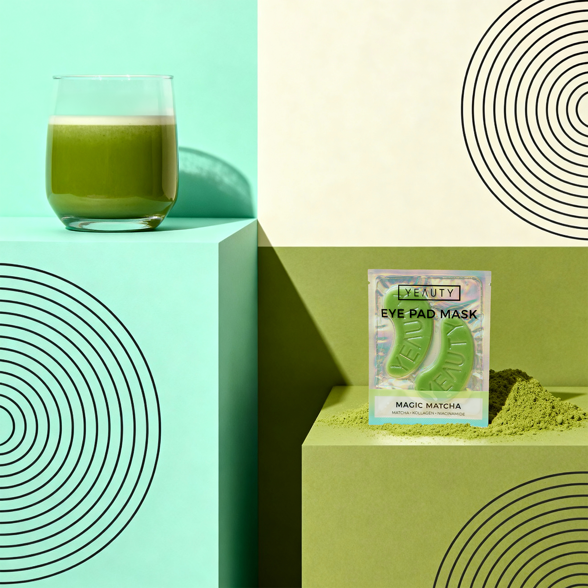 Matcha Latte und YEAUTY Eye Pad Mask Magic Matcha auf Präsentern