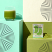 Matcha Latte und YEAUTY Eye Pad Mask Magic Matcha auf Präsentern
