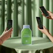 YEAUTY Tuchmaske Avocado Cucumber Niacinamide auf Tisch fotografiert von Handys
