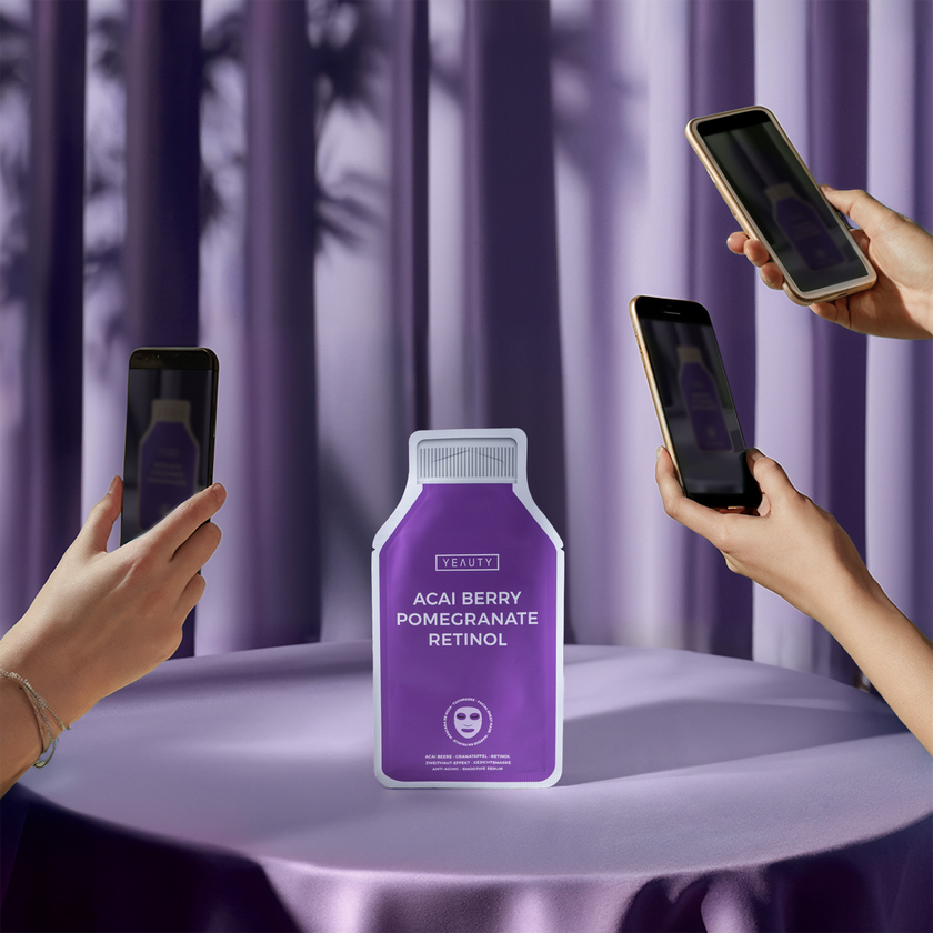 YEAUTY Tuchmaske Acai Berry Pomegranate Retinol auf Tisch wird fotografiert mit Handys