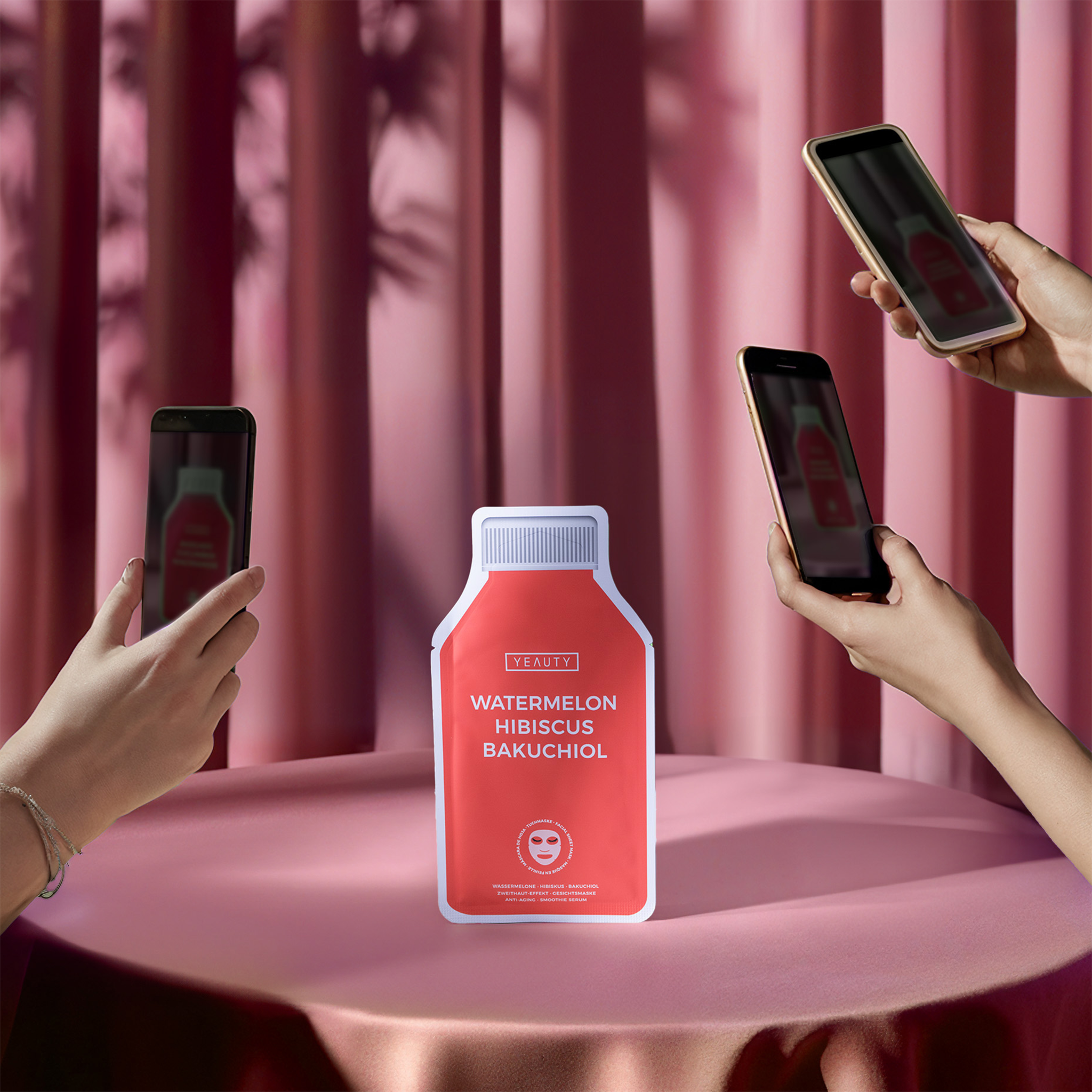 YEAUTY Tuchmaske Watermelon Hibiskus Bakuchiol auf Tisch wird fotografiert mit Handys