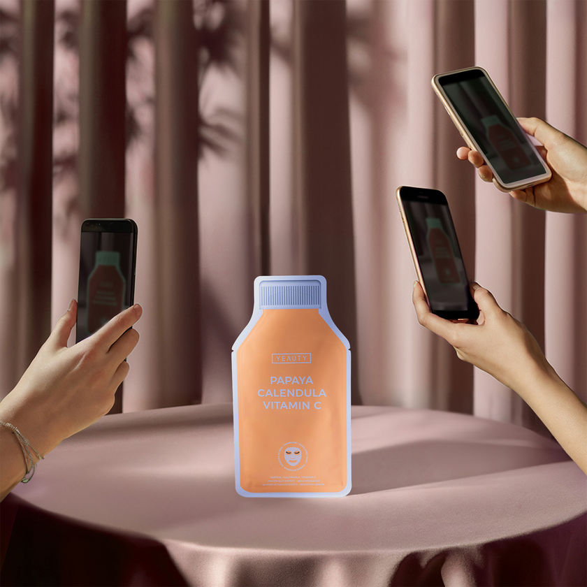 YEAUTY Tuchmaske Papaya Calendula Vitamin C auf Tisch fotografiert von Handy