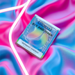 YEAUTY Eye Pad Mask Extreme Energy Verpackung auf Stoff und neben Neonlicht