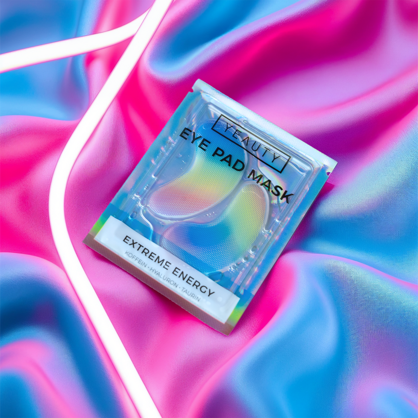 YEAUTY Eye Pad Mask Extreme Energy Verpackung auf Stoff und neben Neonlicht