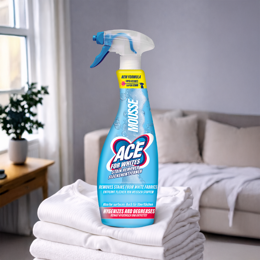 ACE For Whites Fleckenentferner Mousse auf weißem Wäschestapel