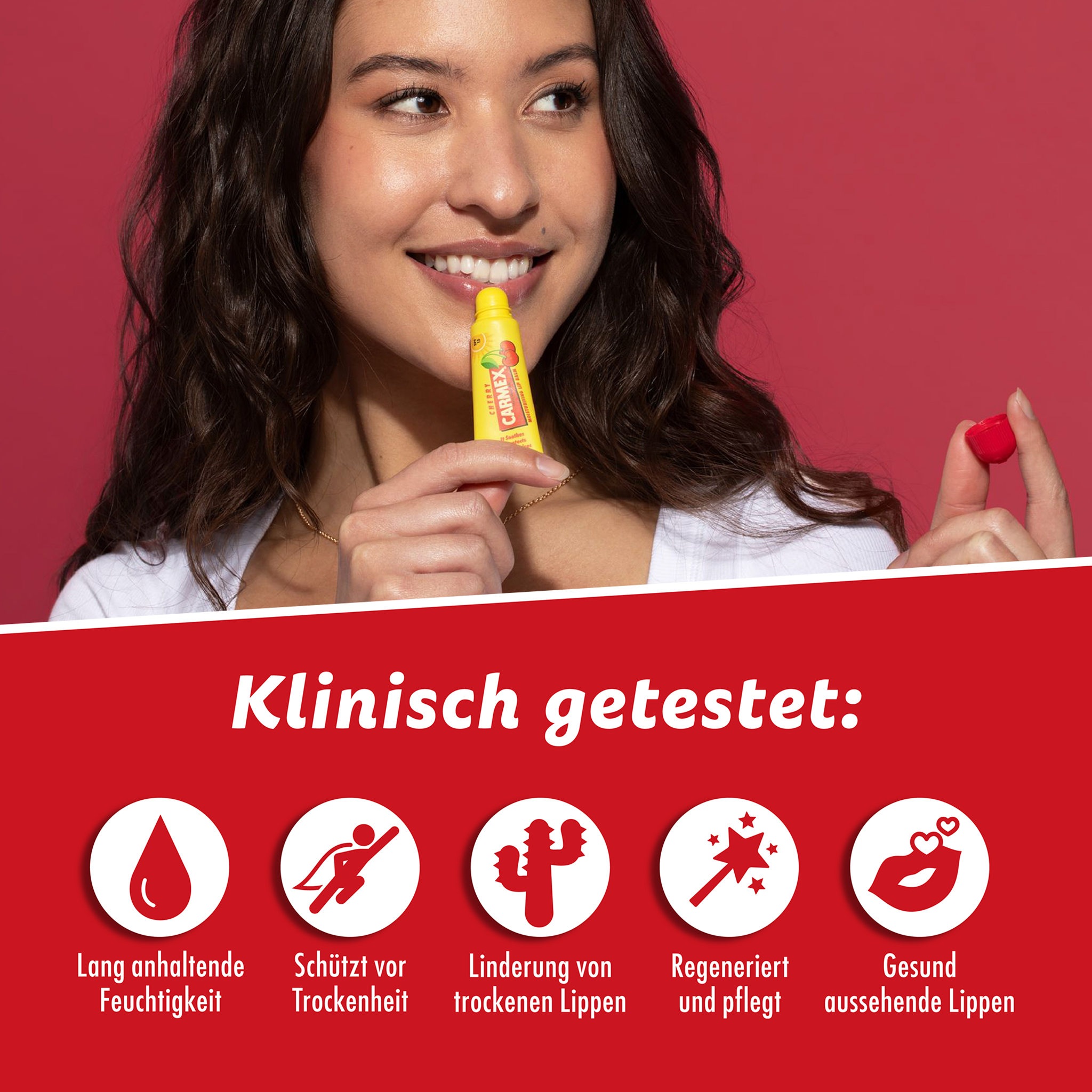 Siegel auf rotem Balken und Frau die Carmex Cherry aufträgt