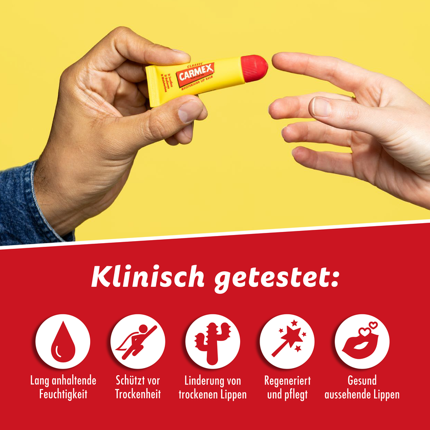 Siegel für Carmex Classic Tube auf rotem Grund und Hand die anderer Hand Carmex Classic Tube übergibt