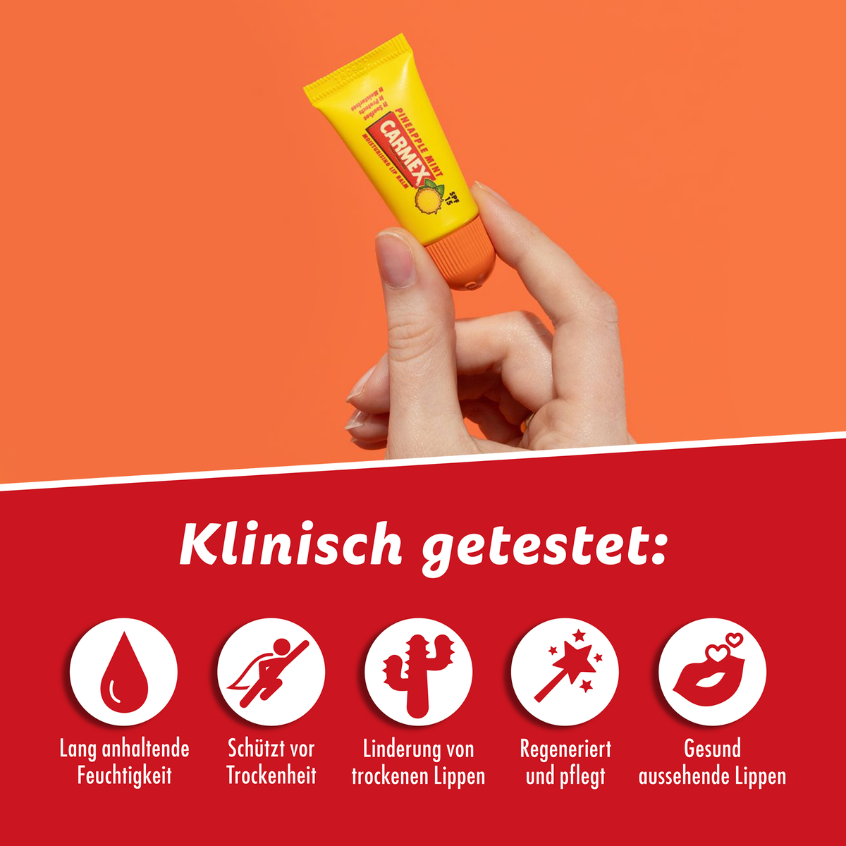 Siegel von Carmex Peach Mango Tube auf rotem Balken und Hand die Carmex Peach Mango Tube hochhält