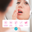 Frau mit Herpes an der Lippe schaut sich im Spiegel an, Balken mit Icons und Schrift