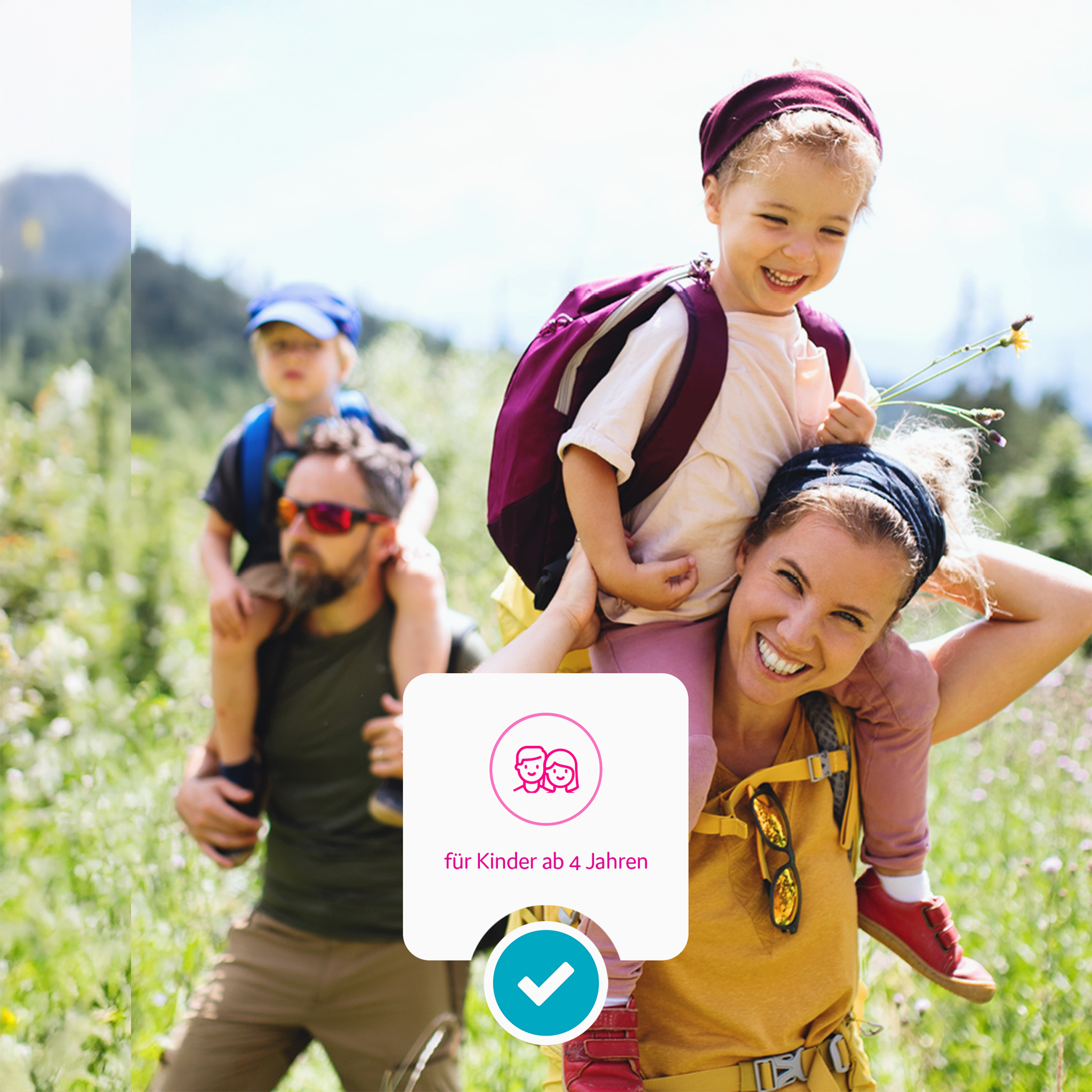 Familie beim Wandern und Icon und Schrift auf Balken