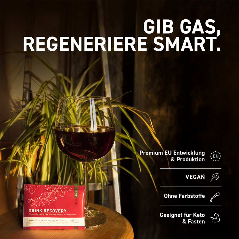 Glas und Vit2go Drink Recovery Sachet auf Tisch, Pflanzen im Hintergrund, Schrift im Vordergrund