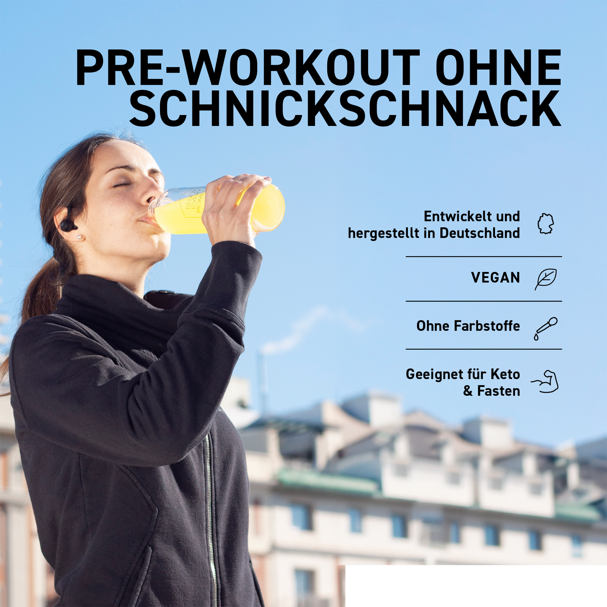 sportlich gekleidete Frau trinkt Vit2go Energy aus Plastikflasche mit Häusern im Hintergrund, Schrift und Icons im Vordergrund