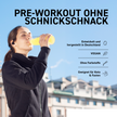 sportlich gekleidete Frau trinkt Vit2go Energy aus Plastikflasche mit Häusern im Hintergrund, Schrift und Icons im Vordergrund