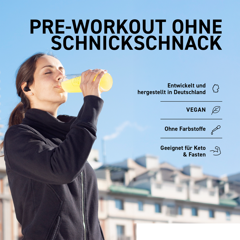 sportlich gekleidete Frau trinkt Vit2go Energy aus Plastikflasche mit Häusern im Hintergrund, Schrift und Icons im Vordergrund