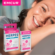Frau und EMCUR® Herpes Creme und EMCUR® Herpespflaster