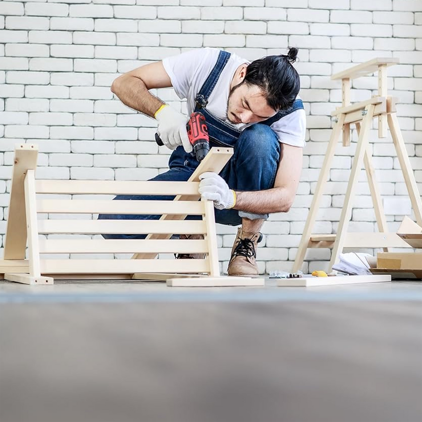 Handwerker, der in Holz bohrt