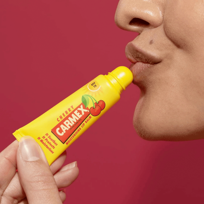 Carmex Kirsche Tube Nahaufnahme Anwendung auf den Lippen