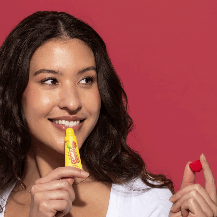 Carmex Kirsche Tube Nahaufnahme Anwendung auf den Lippen