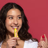Carmex Kirsche Tube mit Frau auf roten Hintergund