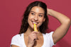 Carmex Kirsche Tube Frau lächelnd auf roten Hintergrund