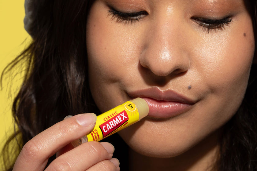 Carmex Classic Stick -  Anwendung Frau