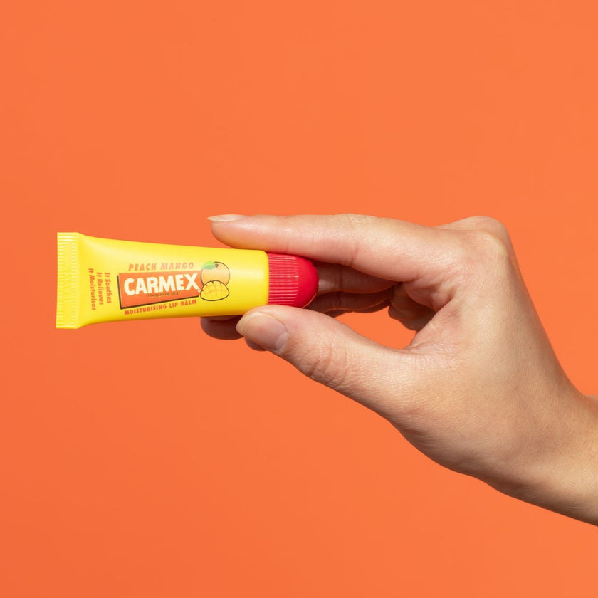 Carmex Peach Mango Tube in der Hand