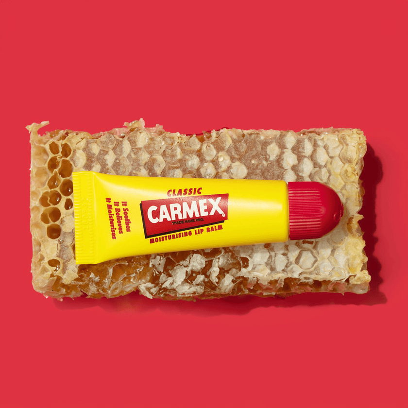 Carmex Classic Tube auf einen ihrer Hauptinhaltsstoffe Bienenwachs