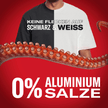 Oberkörper von Mann im T-Shirt, zur Hälfte schwarz, zur Hälfte weiß, Tintenfischtentakel und Schrift