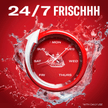 Uhr auf Wasserspritzern auf rotem Hintergrund