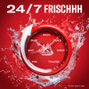 Uhr auf Wasserspritzern auf rotem Hintergrund