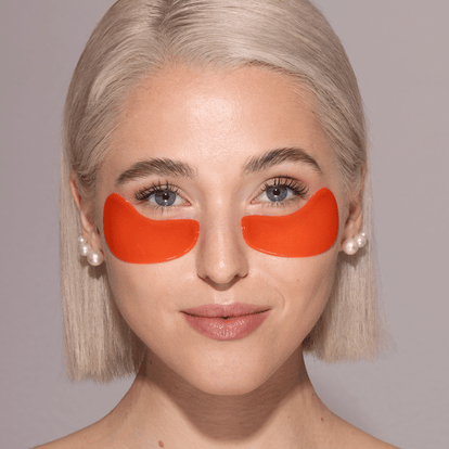 Gesicht von Frau mit YEAUTY Eye Pad Mask Bakuchiol Boost unter den Augen