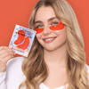 Frau halt YEAUTY Eye Pad Mask Bakuchiol Boost hoch