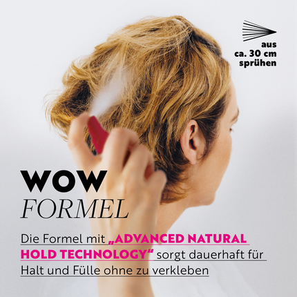 Final NET Extra Starker Halt, Frau sprüht Haarlack auf ihre Haare für starken Halt ihrer Frisur